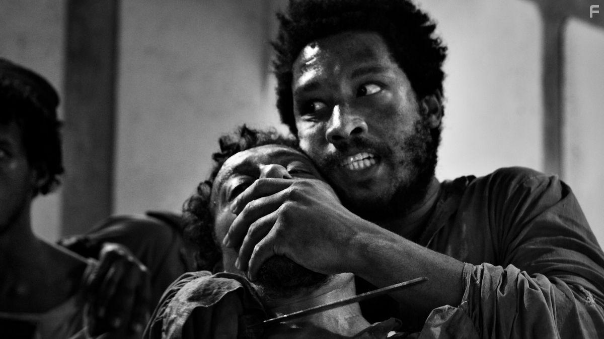 Roger Casamajor and scar Kapoya in El ventre del mar (2021)