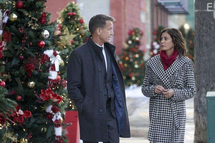 Teri Hatcher and James Denton in A Kiss Before Christmas (2021)