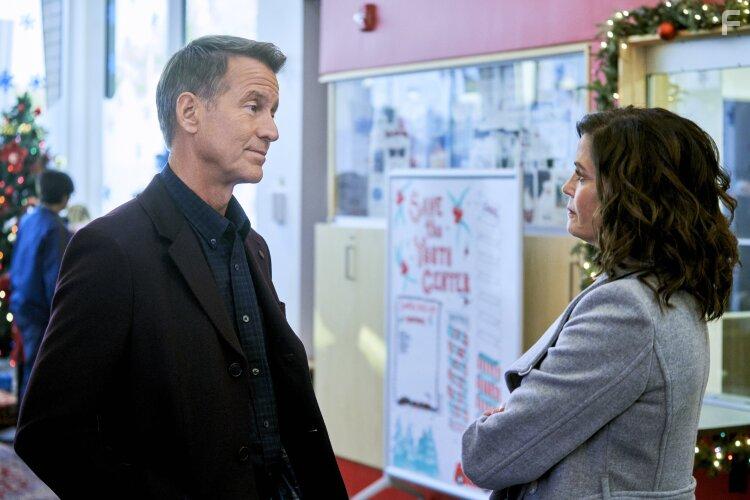 Teri Hatcher and James Denton in A Kiss Before Christmas (2021)