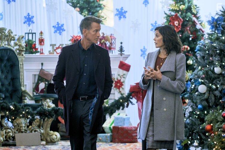 Teri Hatcher and James Denton in A Kiss Before Christmas (2021)