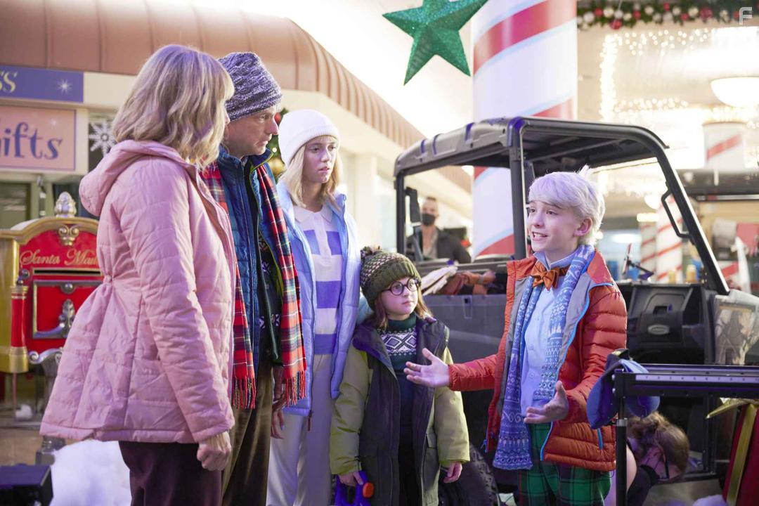 Brian Stepanek, Lexi Janicek, Muretta Moss, Wolfgang Schaeffer, and Lexi DiBenedetto in A Loud House Christmas (2021)