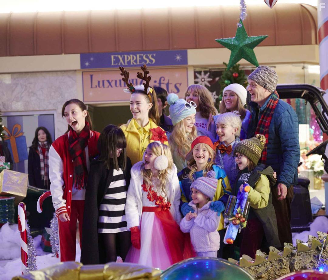 Brian Stepanek, Lexi Janicek, Aubin Bradley, Muretta Moss, Wolfgang Schaeffer, Charlotte Ann Tucker, Lexi DiBenedetto, Ella Allan, Mia Allan, Dora Dolphin, Morgan McGill, Sophia Woodward, Catherine Ashmore Bradley, and Jahzir Bruno in A Loud House Christmas (2021)