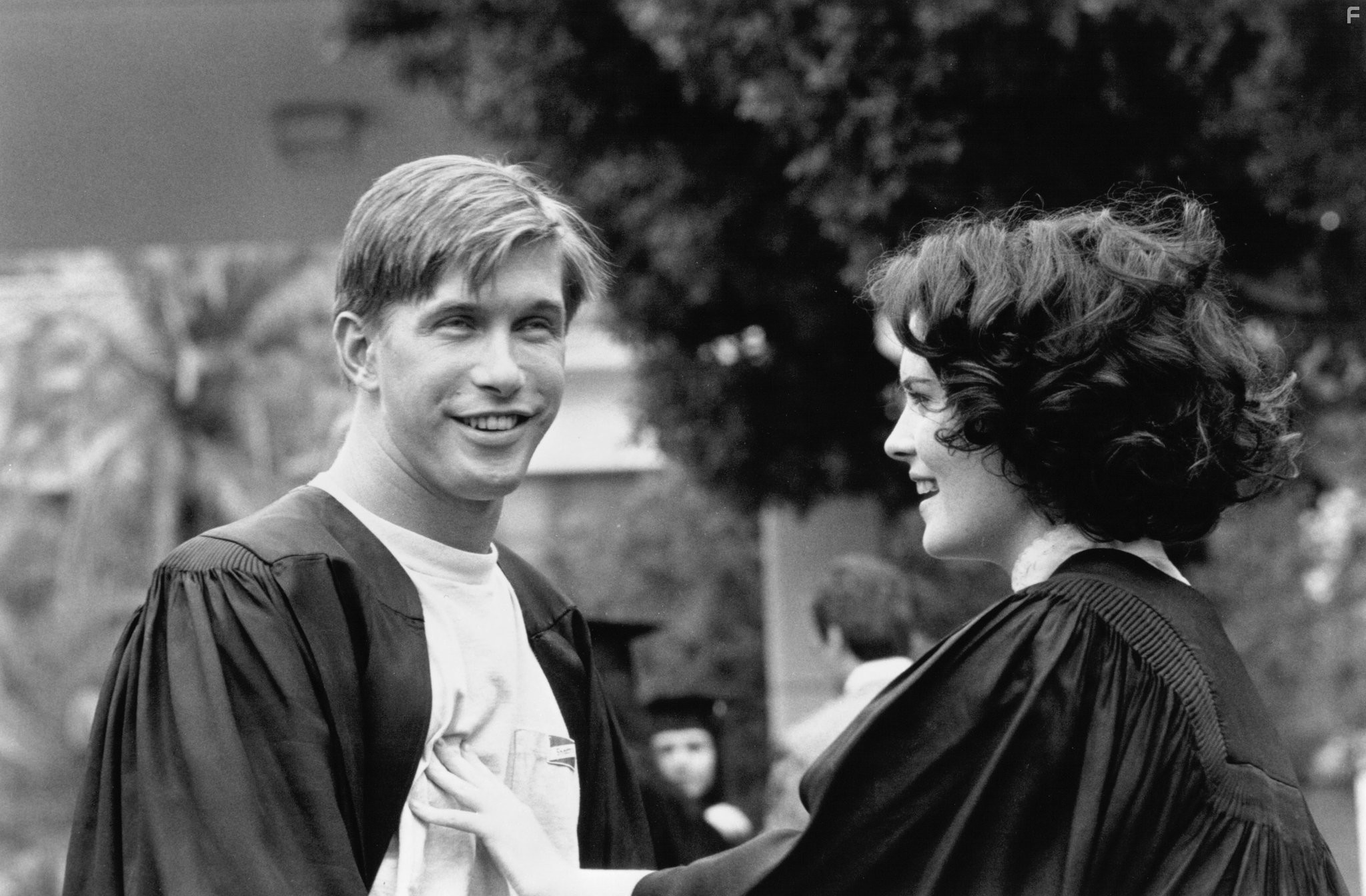 Stephen Baldwin and Lara Flynn Boyle in Трое (1994)