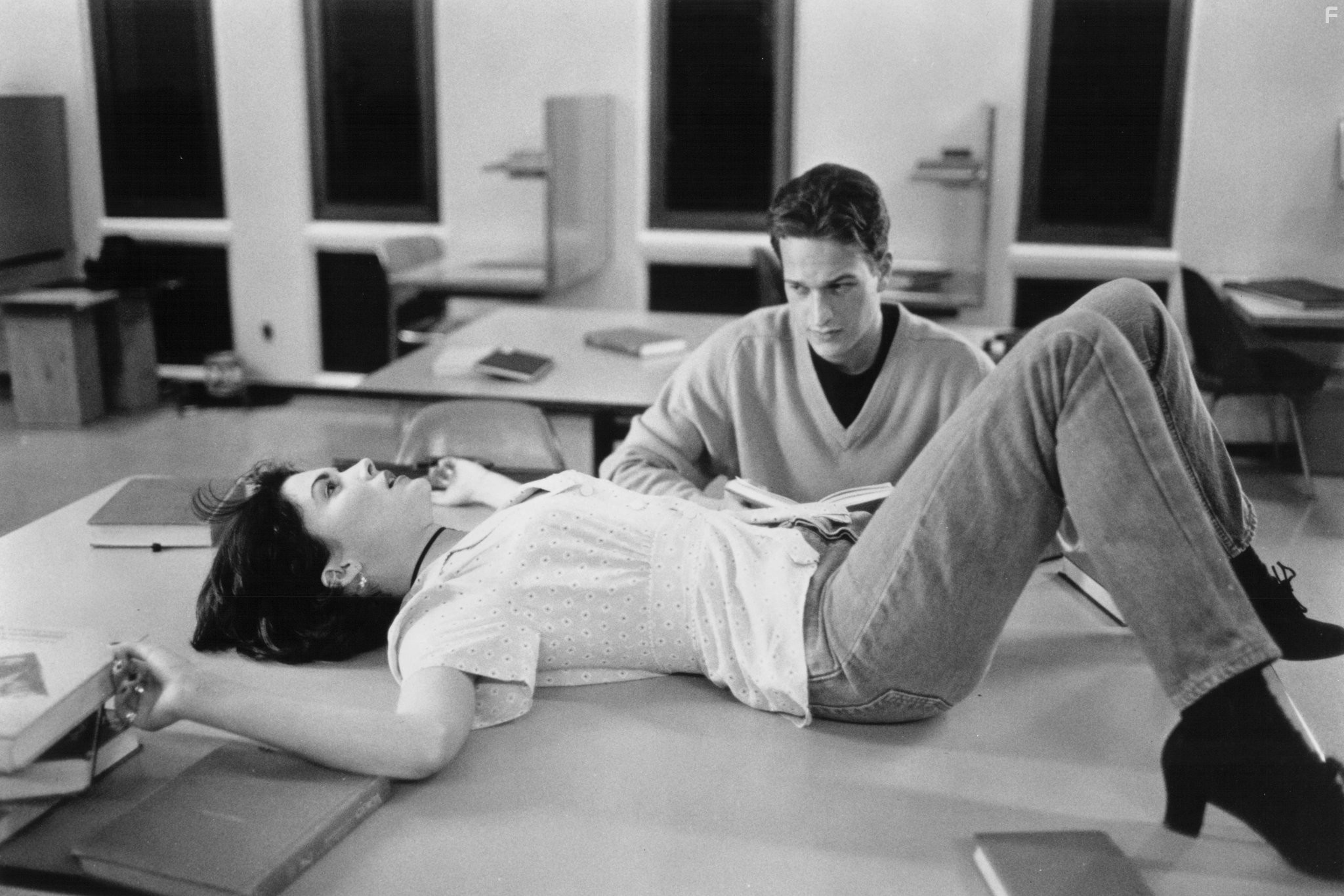 Josh Charles and Lara Flynn Boyle in Трое (1994)