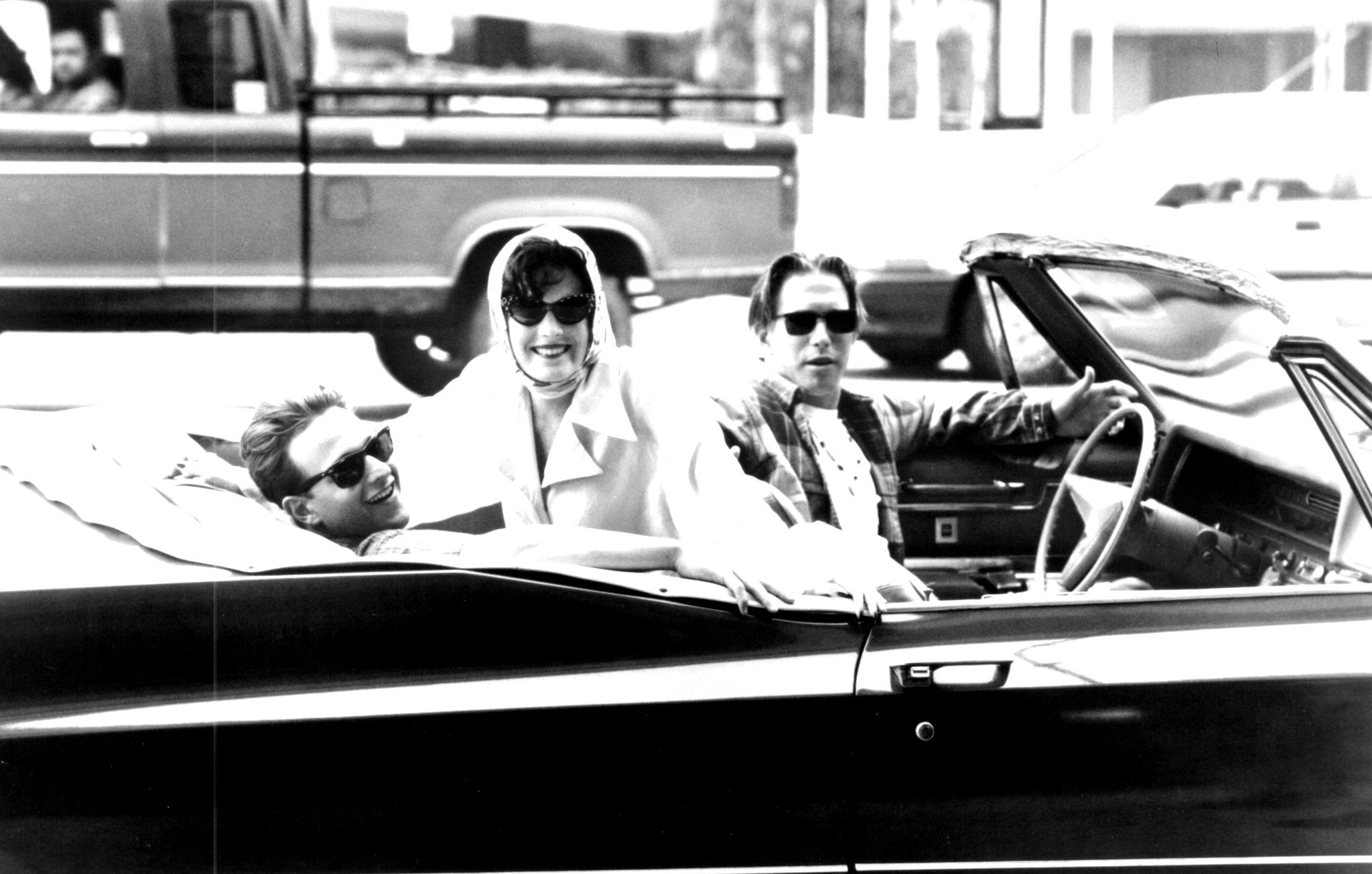Stephen Baldwin, Josh Charles, and Lara Flynn Boyle in Трое (1994)