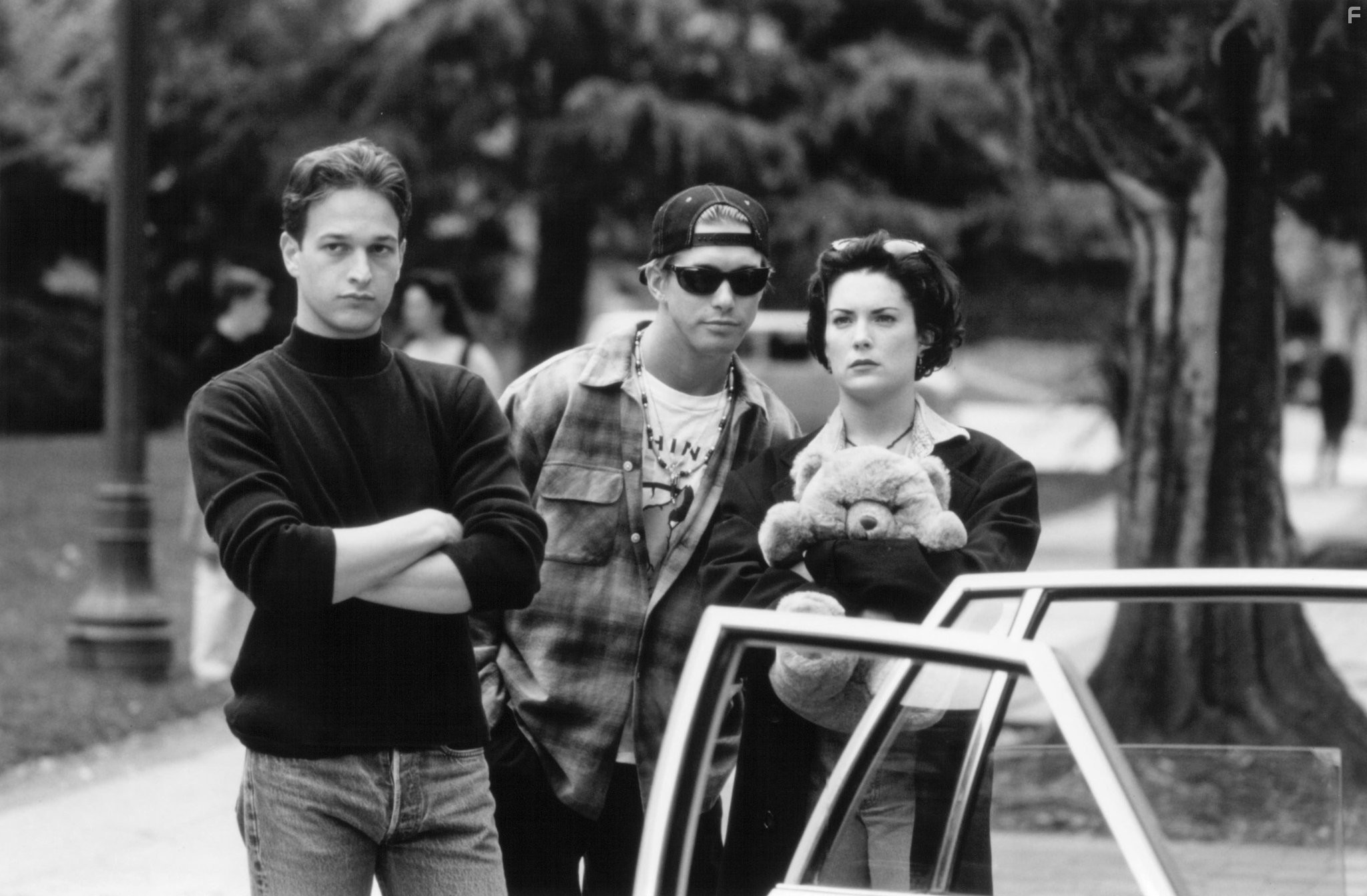 Stephen Baldwin, Josh Charles, and Lara Flynn Boyle in Трое (1994)
