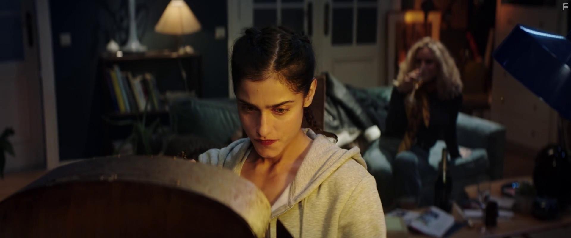 Honorine Magnier and Eugnie Derouand in Le calendrier (2021)