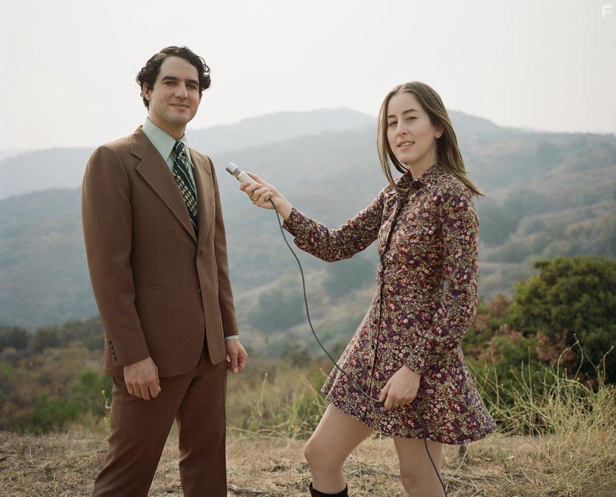 Benny Safdie and Alana Haim in Licorice Pizza (2021)