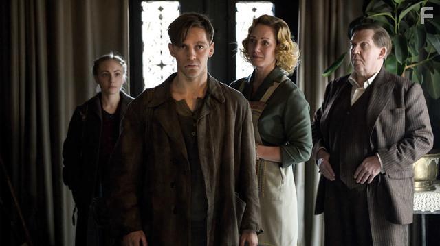 Dietmar Br, Anna Schudt, Jonas Nay, and Elisa Schlott in Ein Hauch von Amerika (2021)