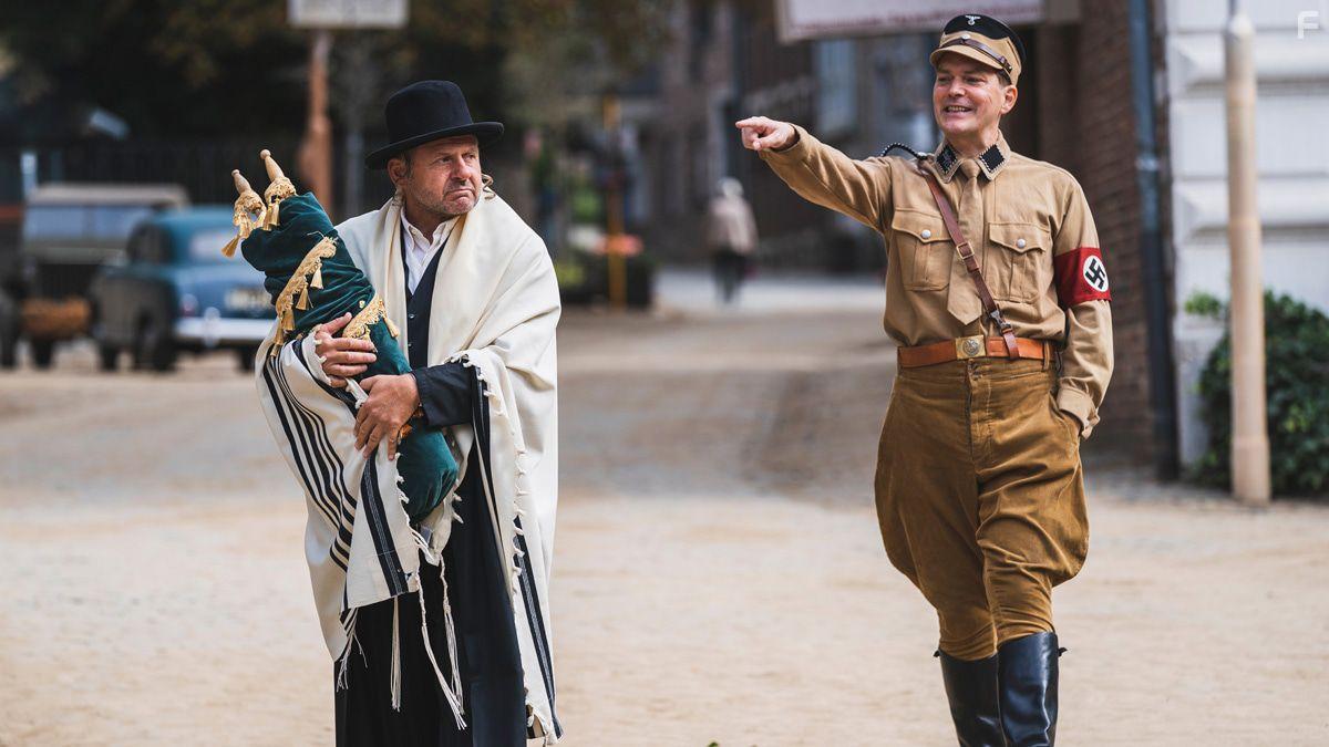 Samuel Finzi and Godehard Giese in Ein Hauch von Amerika (2021)