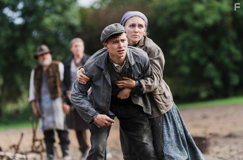 Elisa Schlott and Paul Lennard Sundheim in Ein Hauch von Amerika (2021)