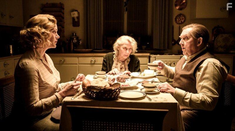 Dietmar Br, Marie-Anne Fliegel, and Anna Schudt in Ein Hauch von Amerika (2021)