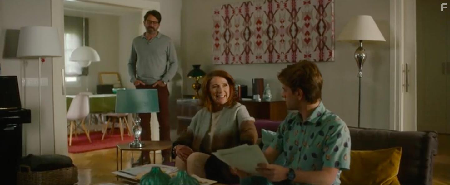 Antonio Garrido, Gracia Olayo, and Mario Marzo in Los Protegidos: El regreso (2021)