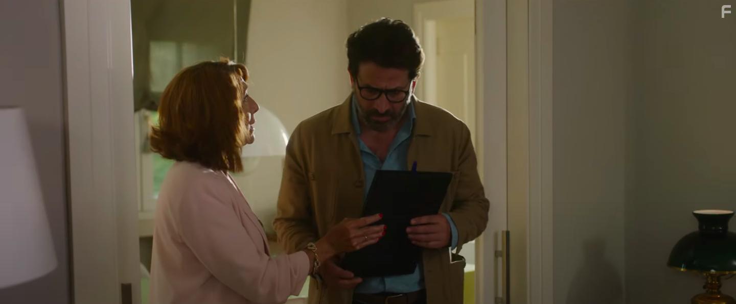 Antonio Garrido and Gracia Olayo in Los Protegidos: El regreso (2021)
