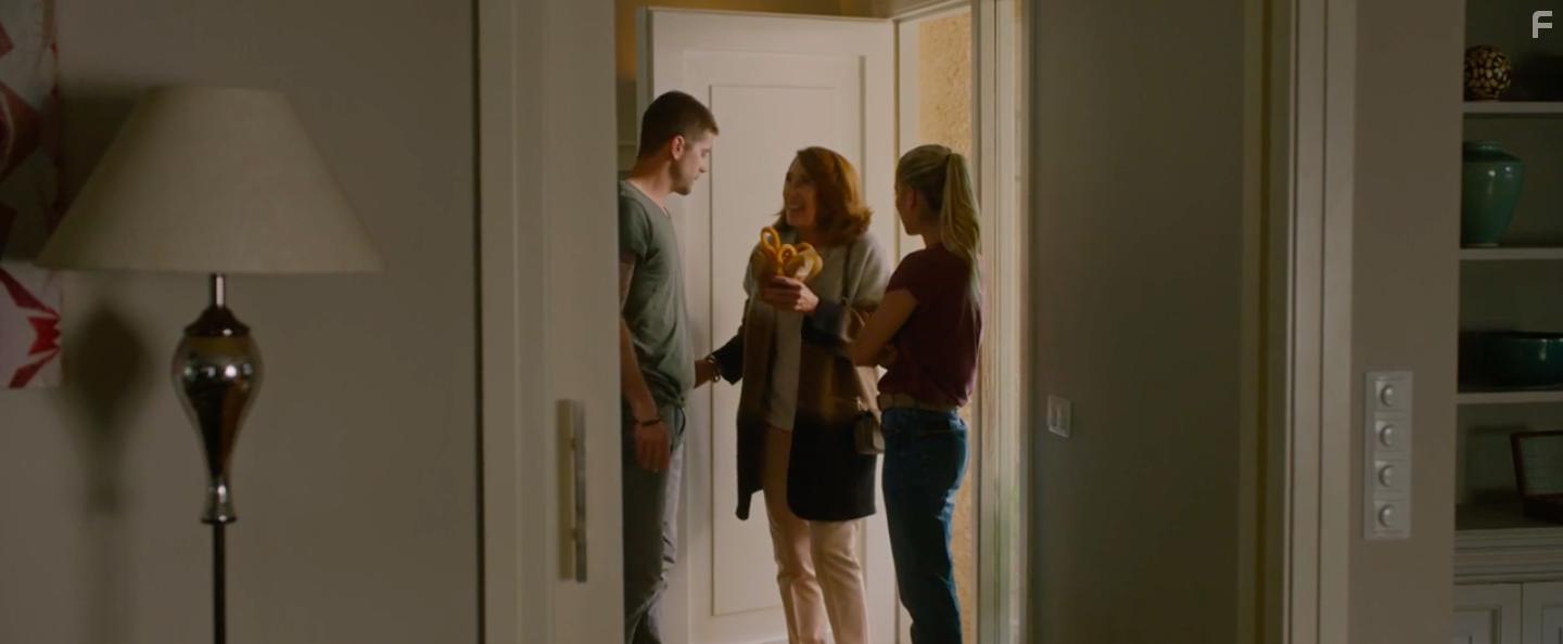 Gracia Olayo, Luis Fernndez, and Ana Fernndez in Los Protegidos: El regreso (2021)