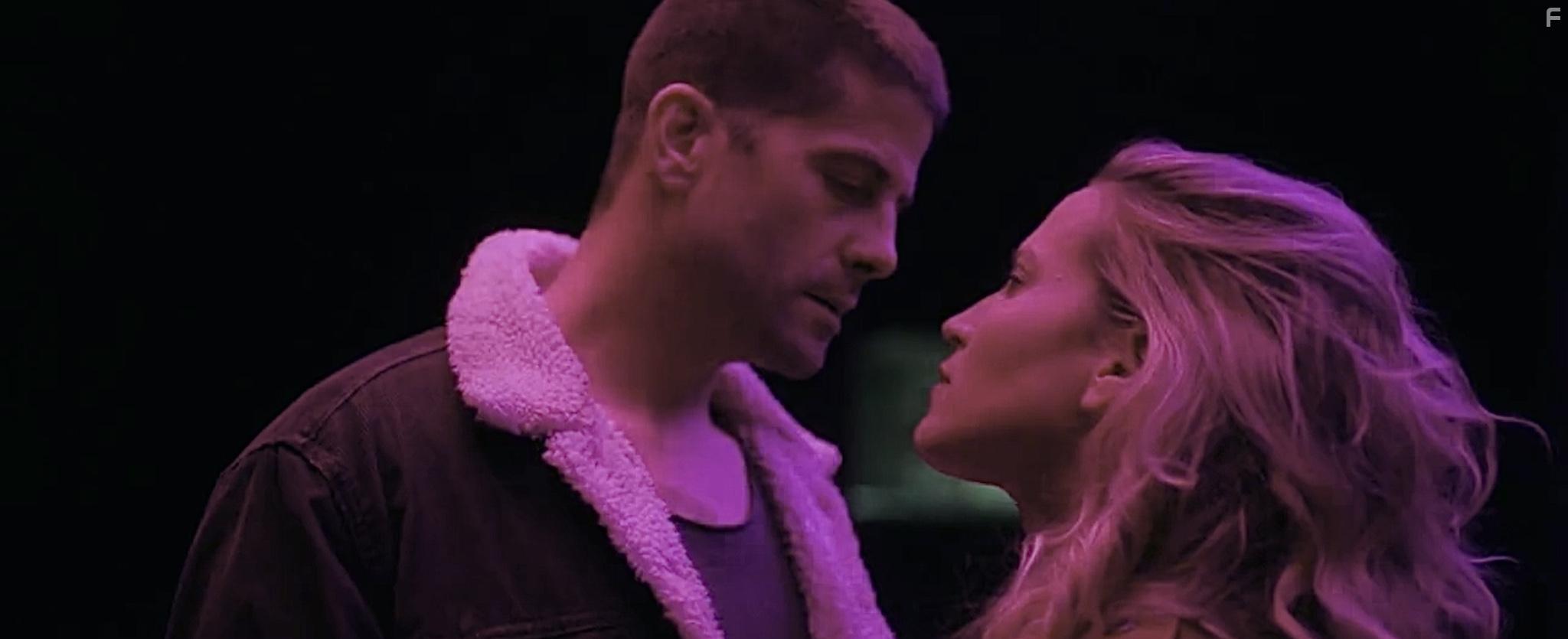 Luis Fernndez and Ana Fernndez in Los Protegidos: El regreso (2021)