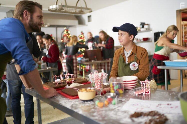 Matteus Lunot and John Brotherton in The Christmas Contest (2021)