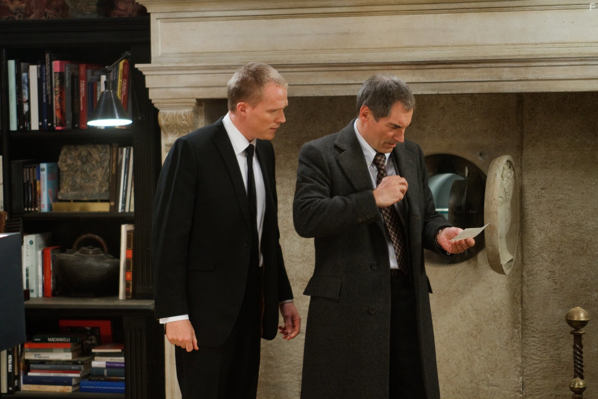 Timothy Dalton and Paul Bettany in Турист (2010)