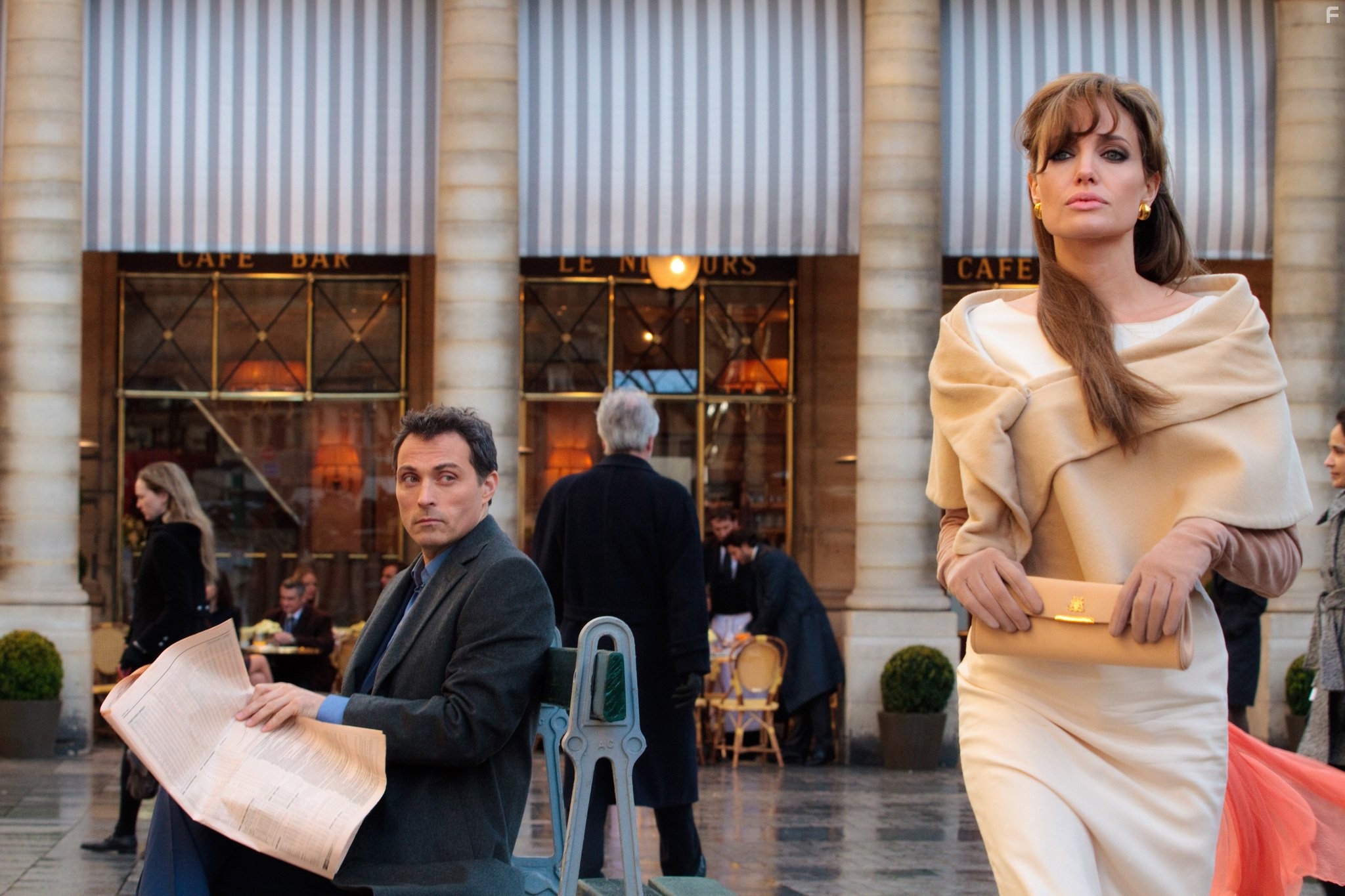 Angelina Jolie and Rufus Sewell in Турист (2010)