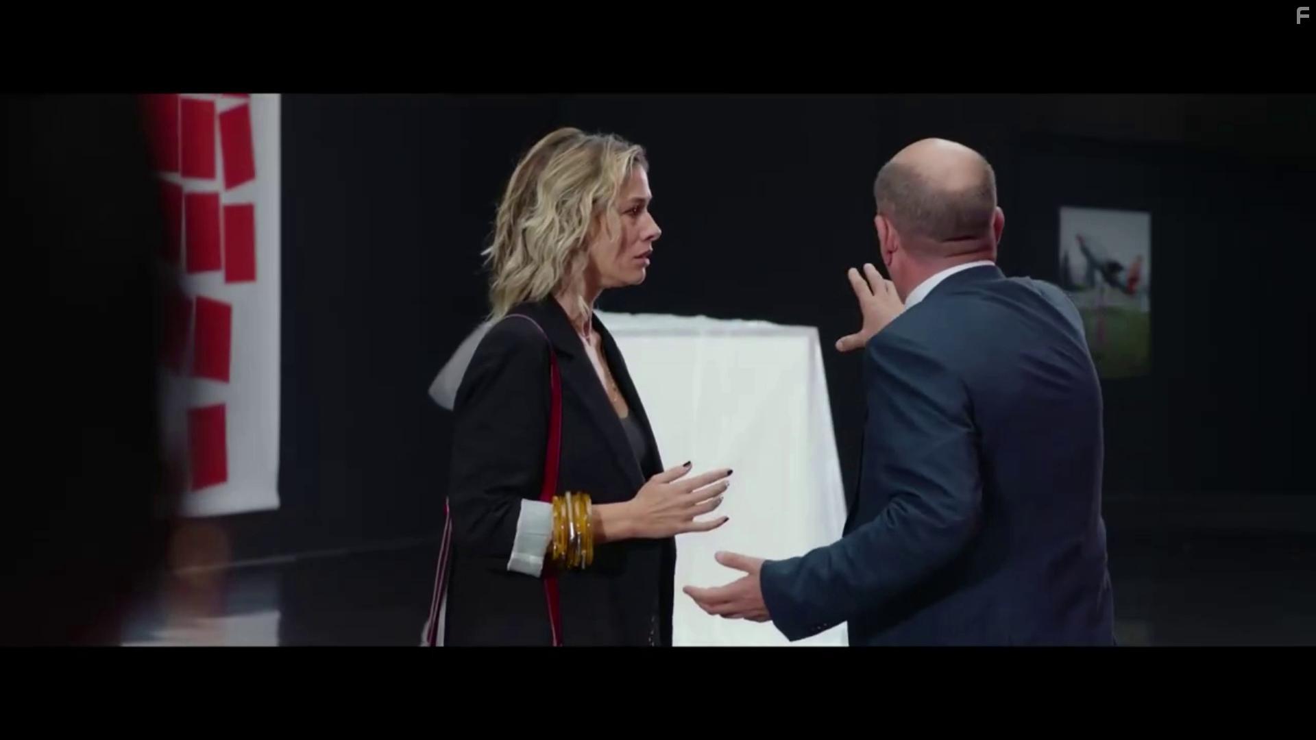 Antonio Albanese and Sarah Felberbaum in Come un gatto in tangenziale - Ritorno a Coccia di Morto (2021)