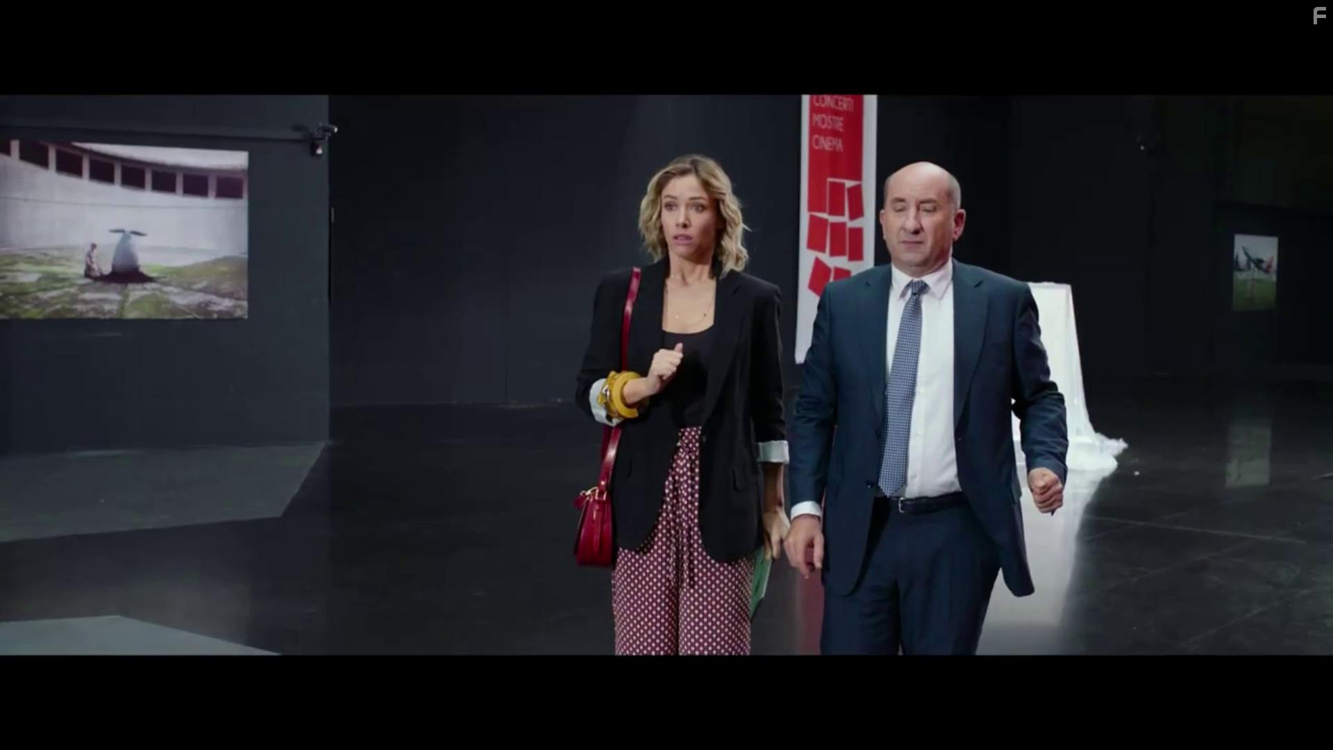 Antonio Albanese and Sarah Felberbaum in Come un gatto in tangenziale - Ritorno a Coccia di Morto (2021)