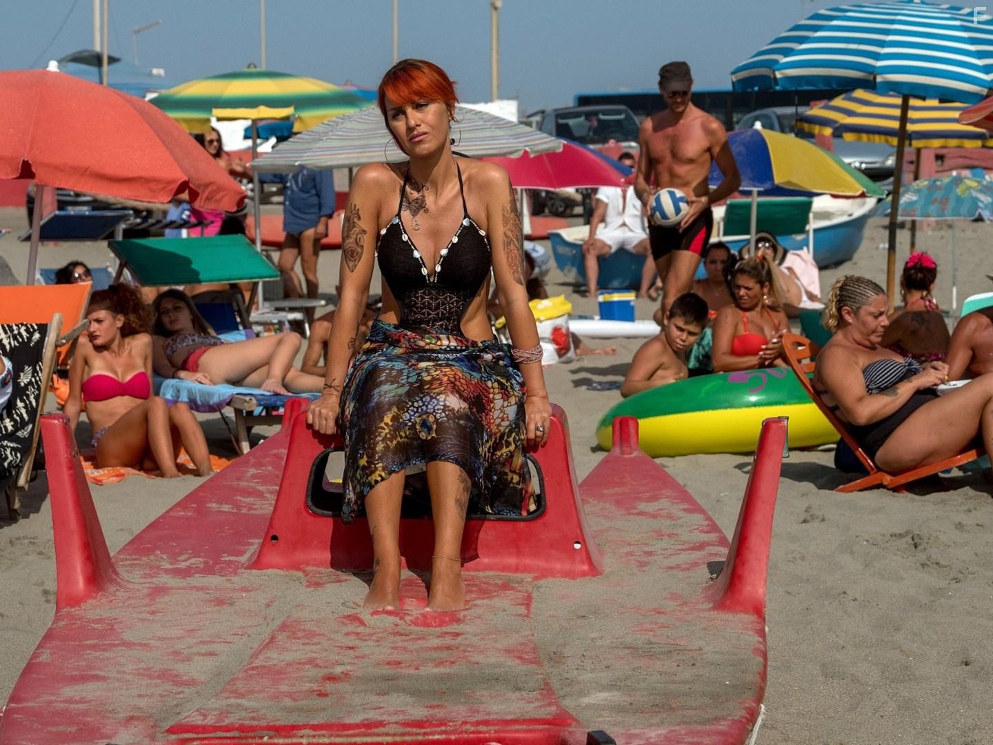 Paola Cortellesi in Come un gatto in tangenziale - Ritorno a Coccia di Morto (2021)