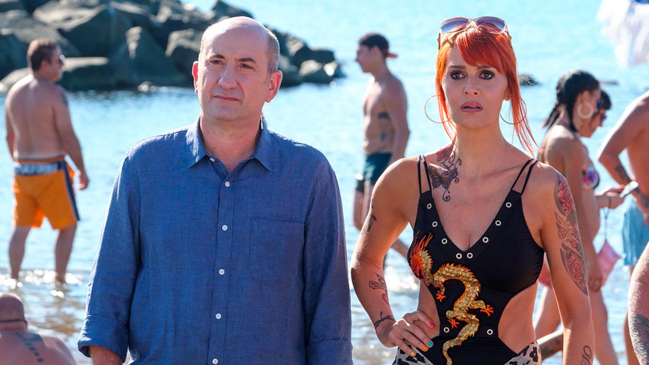 Antonio Albanese and Paola Cortellesi in Come un gatto in tangenziale - Ritorno a Coccia di Morto (2021)