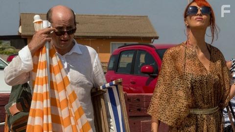 Antonio Albanese and Paola Cortellesi in Come un gatto in tangenziale - Ritorno a Coccia di Morto (2021)