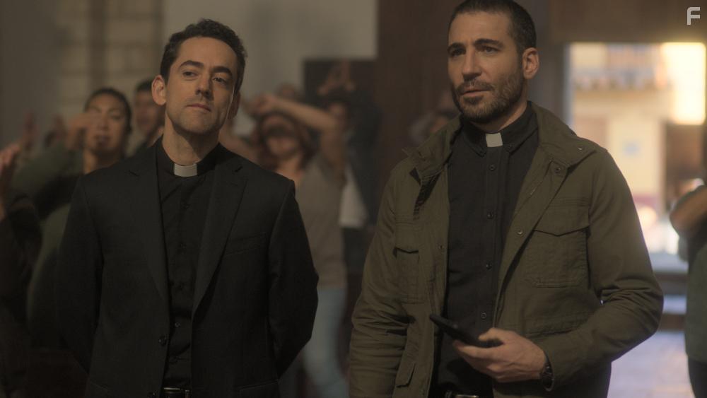 Luis Gerardo Mndez and Miguel ngel Silvestre in Los Enviados (2021)