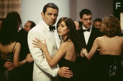 Rowan Atkinson and Natalie Imbruglia in Агент Джонни Инглиш (2003)