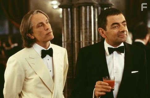 Rowan Atkinson and John Malkovich in Агент Джонни Инглиш (2003)