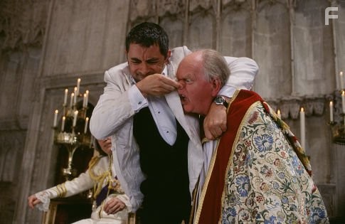 Rowan Atkinson and Oliver Ford Davies in Агент Джонни Инглиш (2003)