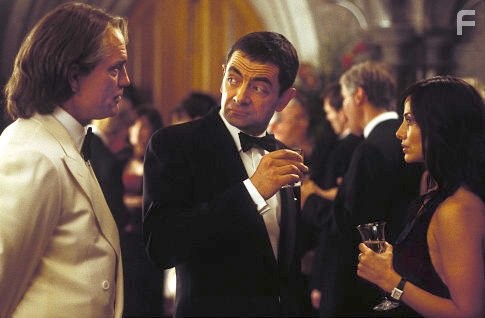 Rowan Atkinson, John Malkovich, and Natalie Imbruglia in Агент Джонни Инглиш (2003)
