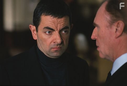 Rowan Atkinson and Tim Pigott-Smith in Агент Джонни Инглиш (2003)