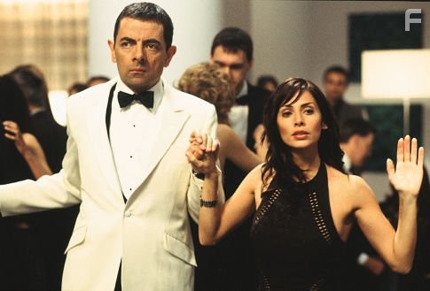 Rowan Atkinson and Natalie Imbruglia in Агент Джонни Инглиш (2003)
