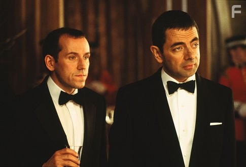 Rowan Atkinson and Ben Miller in Агент Джонни Инглиш (2003)