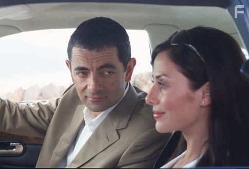 Rowan Atkinson and Natalie Imbruglia in Агент Джонни Инглиш (2003)