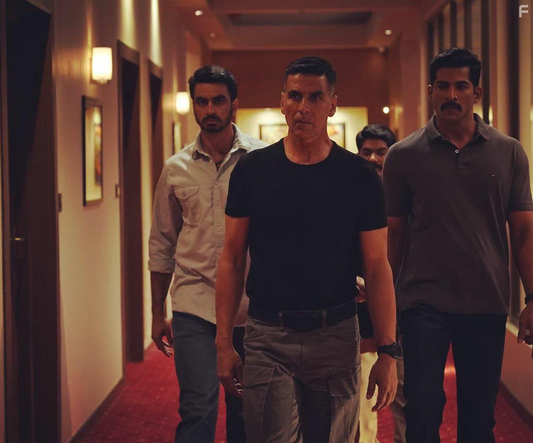 Akshay Kumar, Vivan Bhatena, and Amritpal Singh in Sooryavanshi (2021)