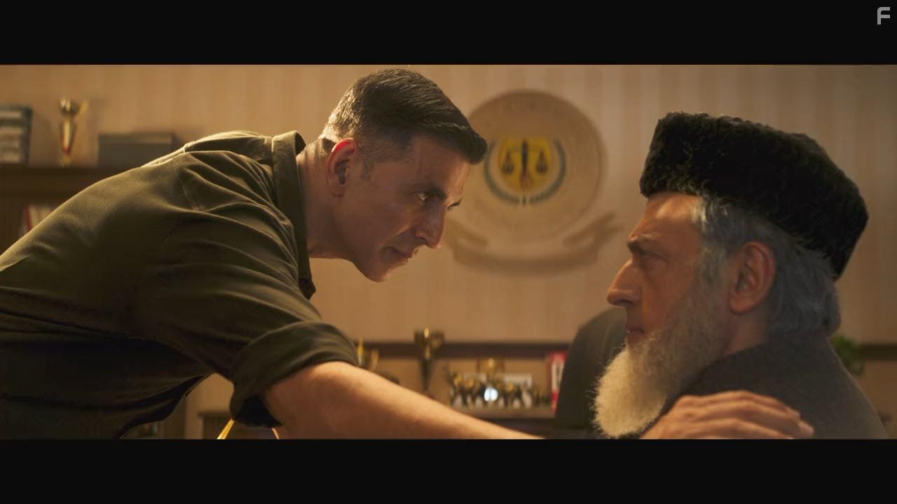 Gulshan Grover and Akshay Kumar in Sooryavanshi (2021)