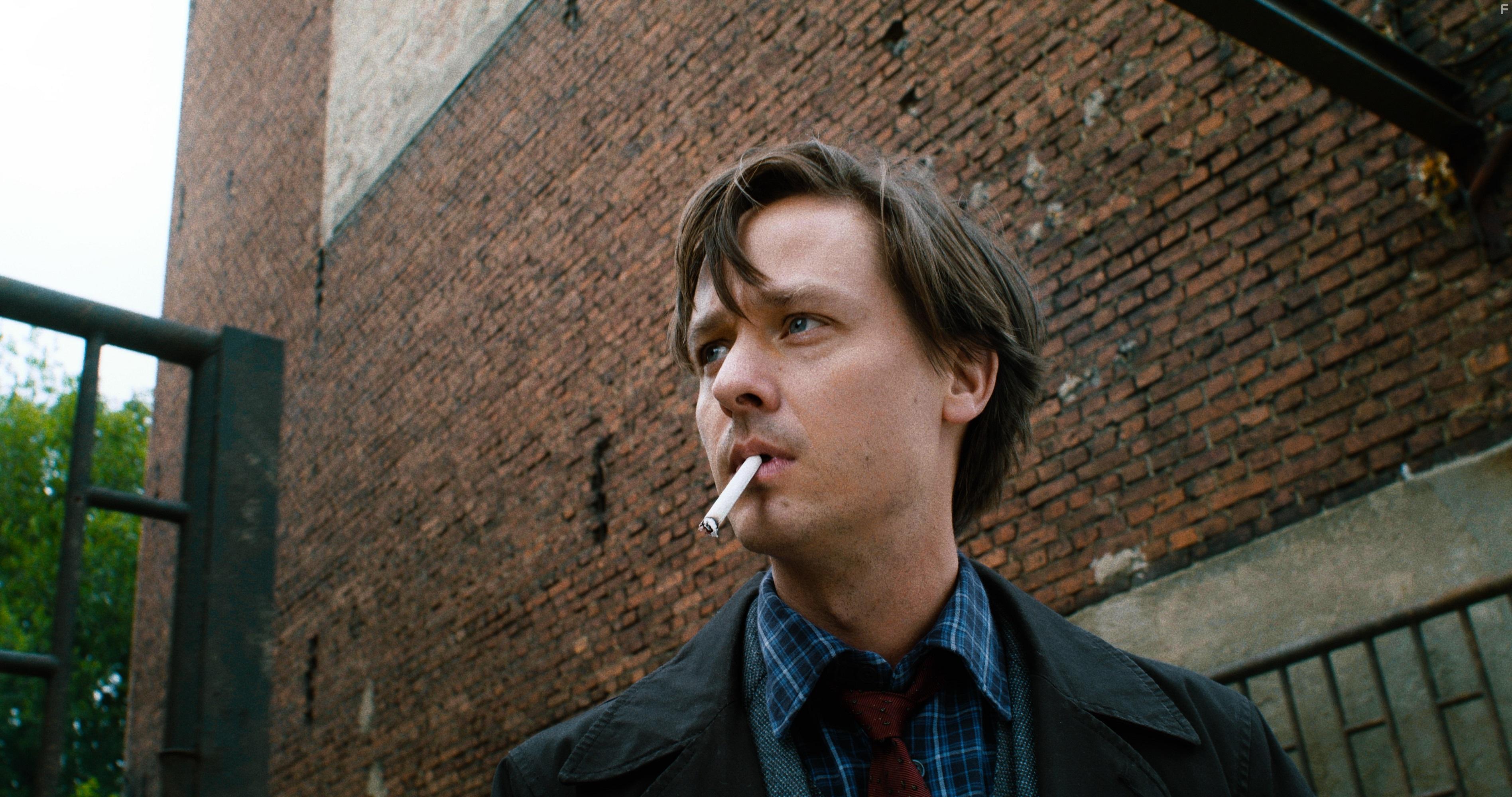 Tom Schilling in Fabian oder Der Gang vor die Hunde (2021)