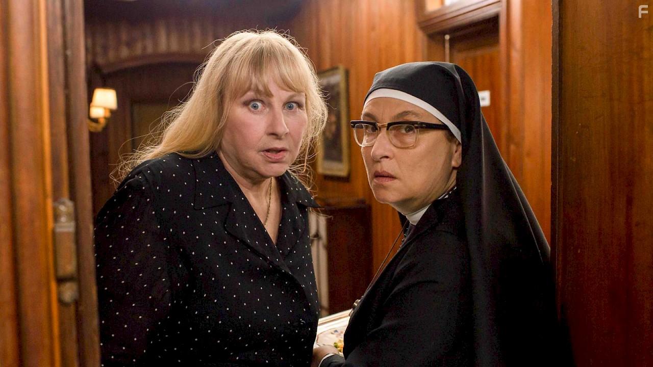 Nomie Lvovsky and Yolande Moreau in La bonne pouse (2020)
