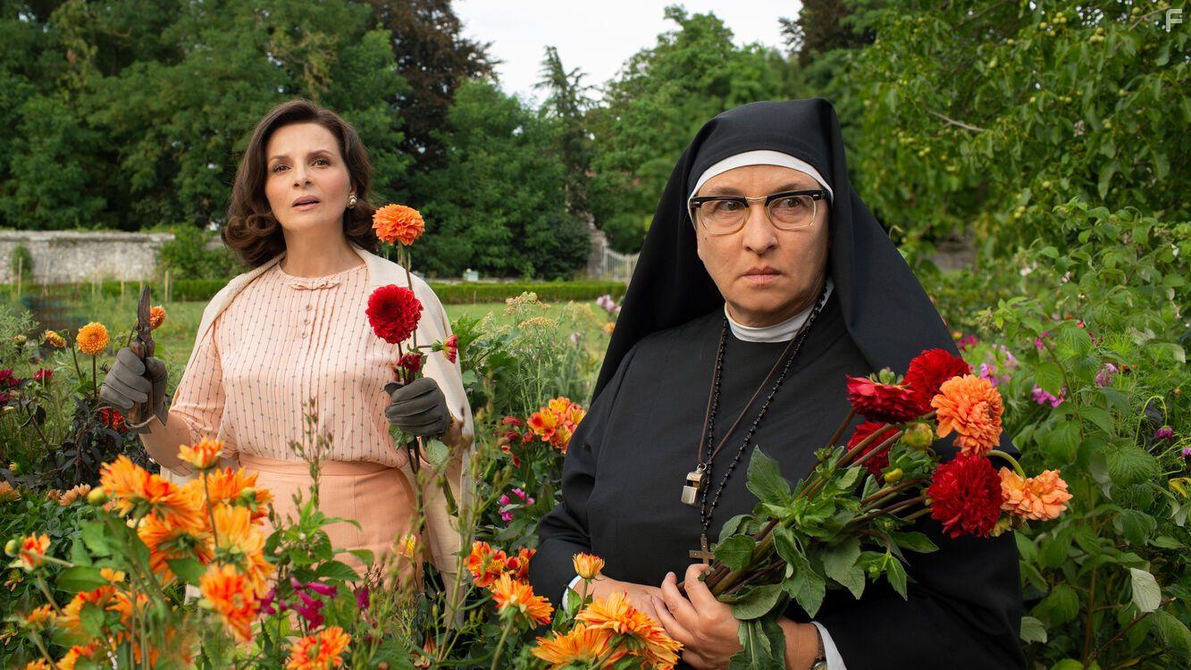 Juliette Binoche and Nomie Lvovsky in La bonne pouse (2020)
