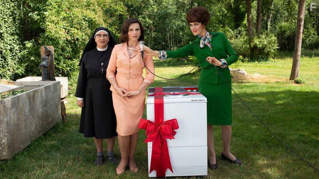 Juliette Binoche, Armelle, and Nomie Lvovsky in La bonne pouse (2020)