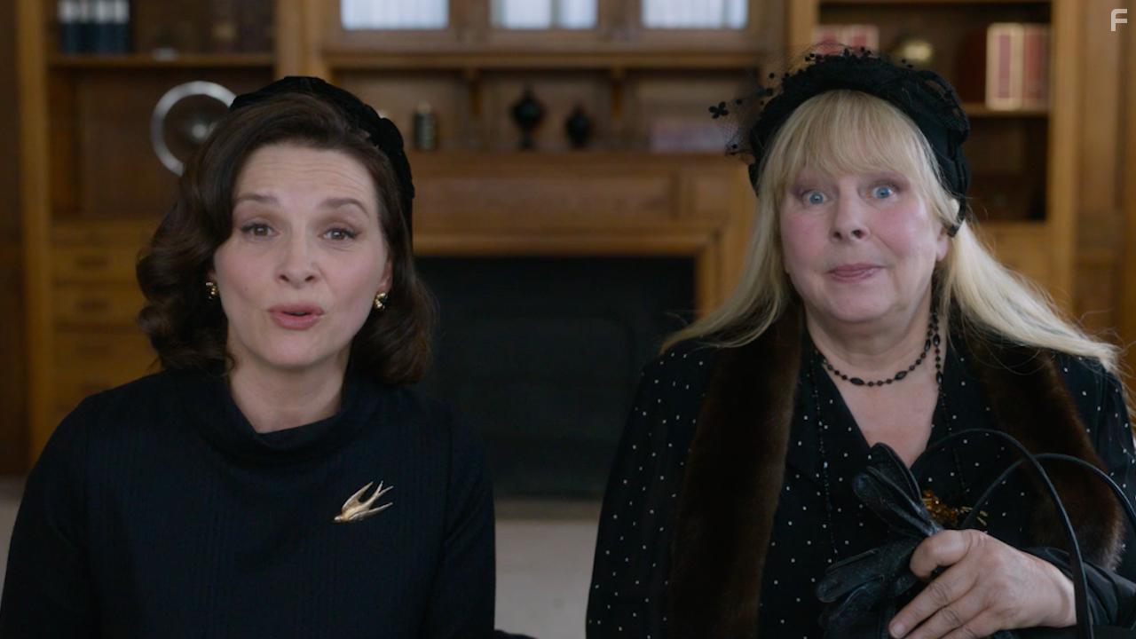 Juliette Binoche and Yolande Moreau in La bonne pouse (2020)