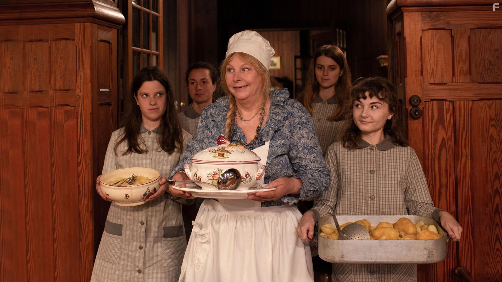 Yolande Moreau and Marine Berlanger in La bonne pouse (2020)