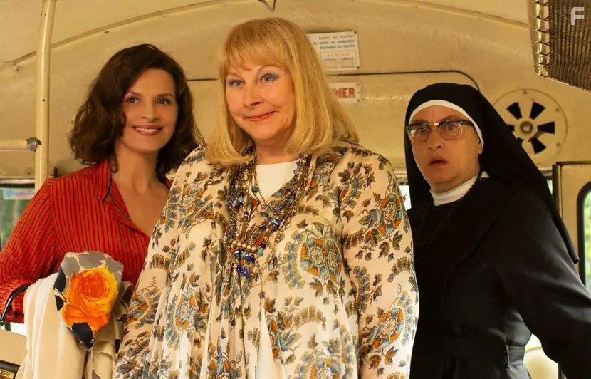 Juliette Binoche, Nomie Lvovsky, and Yolande Moreau in La bonne pouse (2020)
