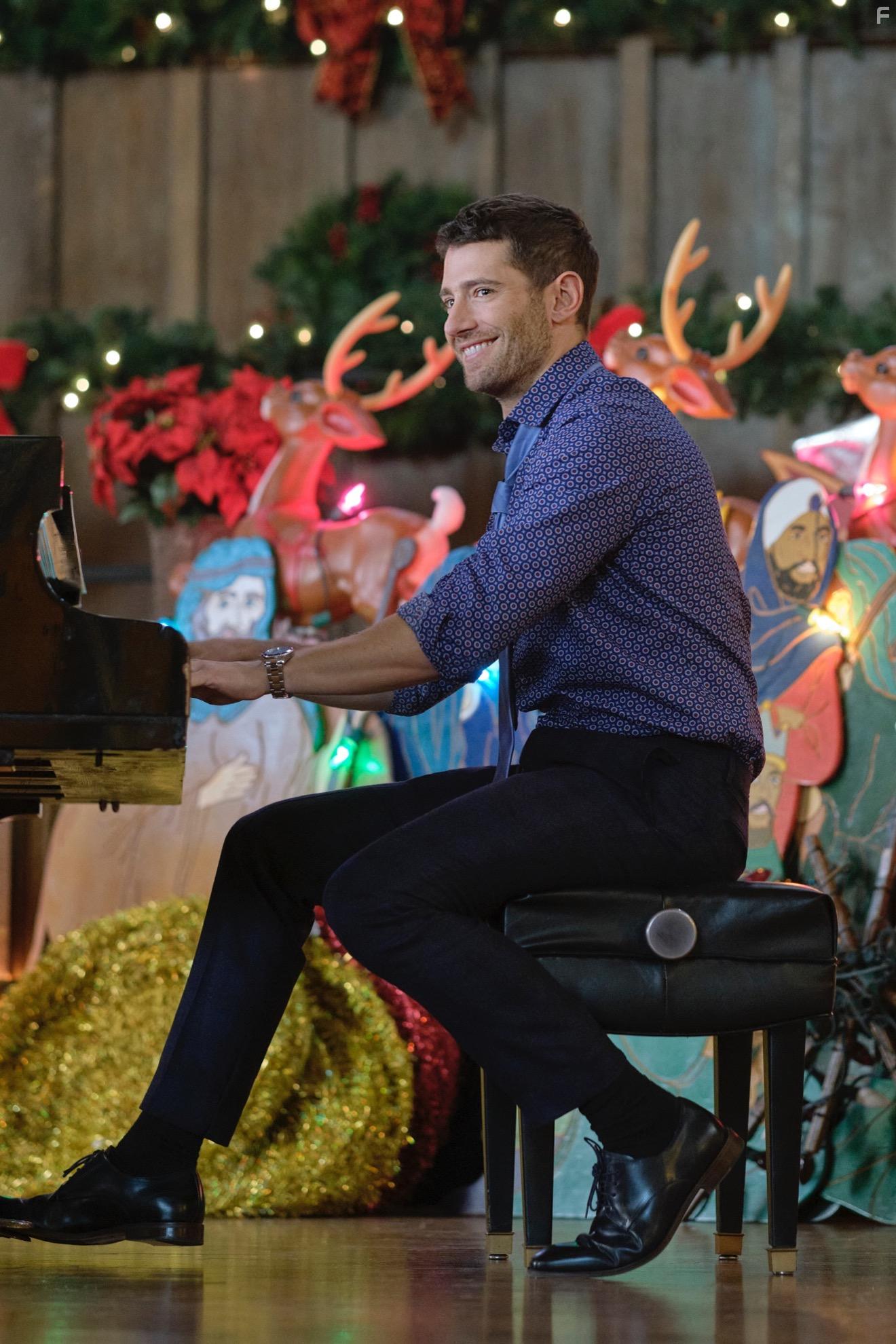 Julian Morris in A Royal Queens Christmas (2021)