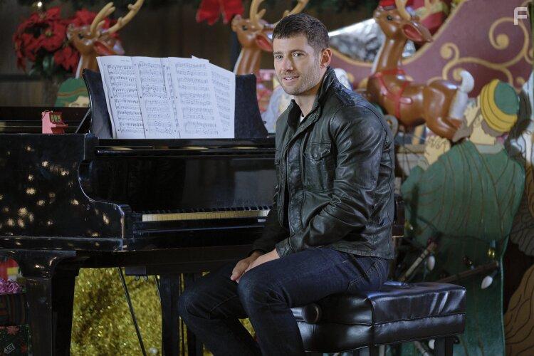 Julian Morris in A Royal Queens Christmas (2021)