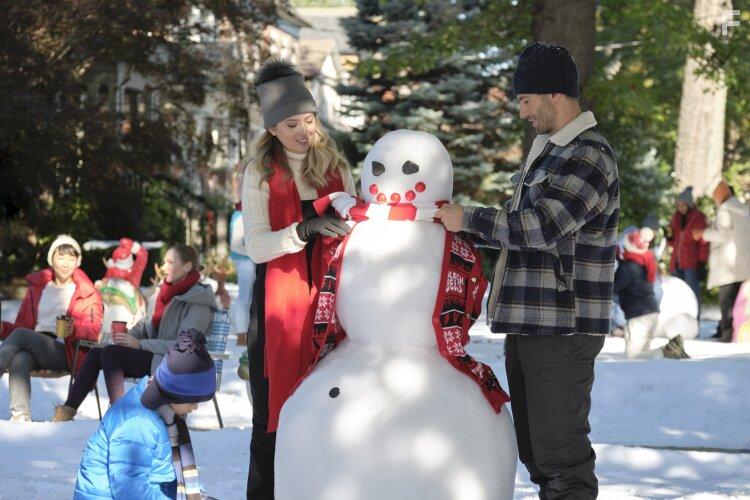 Julian Morris and Megan Park in A Royal Queens Christmas (2021)