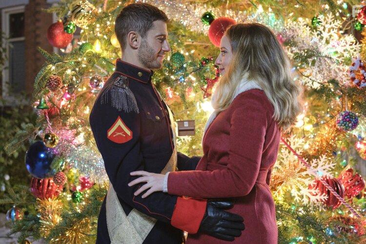 Julian Morris and Megan Park in A Royal Queens Christmas (2021)